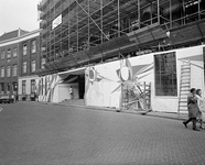 851714 Gezicht op de in de steigers geplaatste voorgevel van het Stadhuis (Stadhuisbrug 1) te Utrecht, tijdens ...